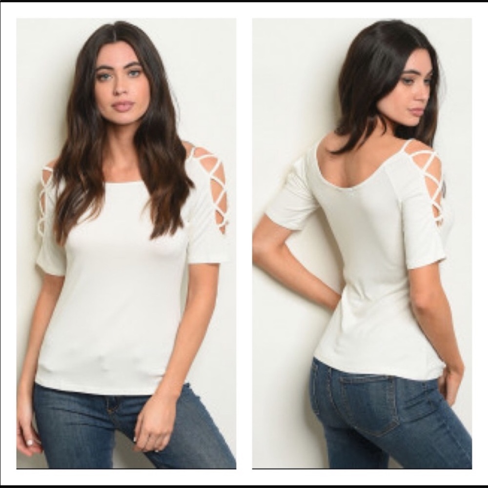 Ivory cut-out shoulder top 🌸